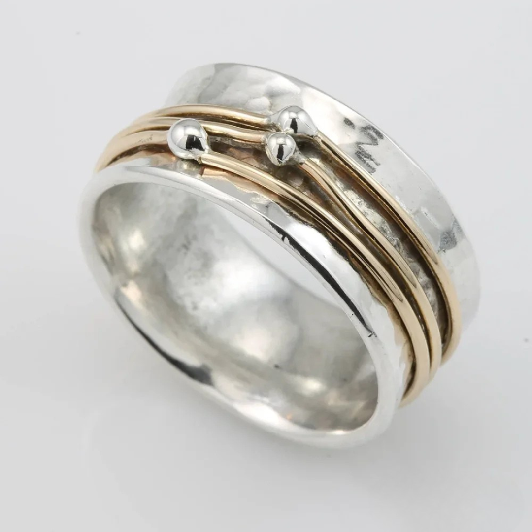Bague en argent avec une couche d'or dans un style vintage