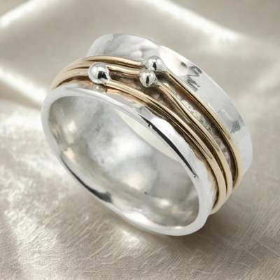 Bague en argent avec une couche d'or dans un style vintage